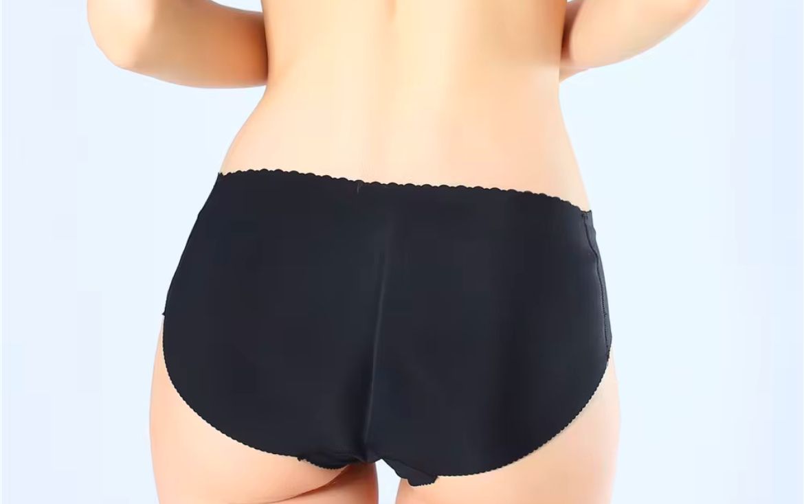 سراويل داخلية مبطنة باللون الأسود